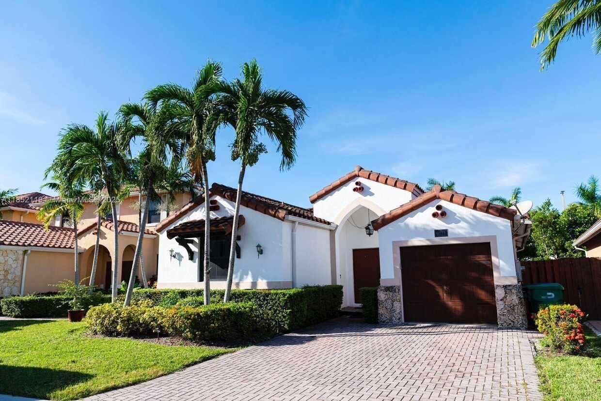 Foto principal - 9721 NW 9th St