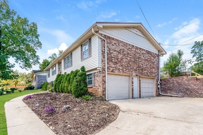 Building Photo - 811 Woodridge Rd