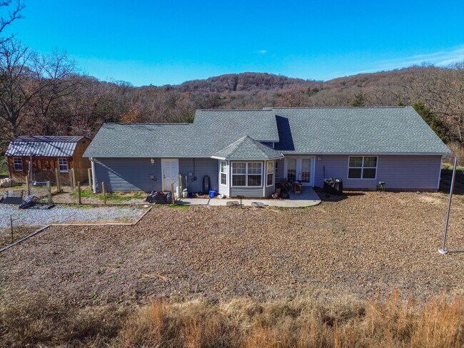 Building Photo - Large 4 bedroom country home! Elkins schoo...