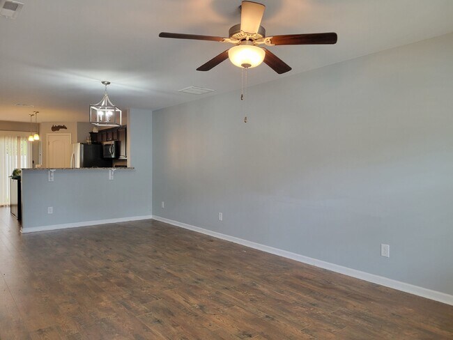 Building Photo - Highly desirable end unit in sought after ...