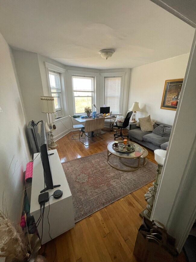 Building Photo - 376 Riverway