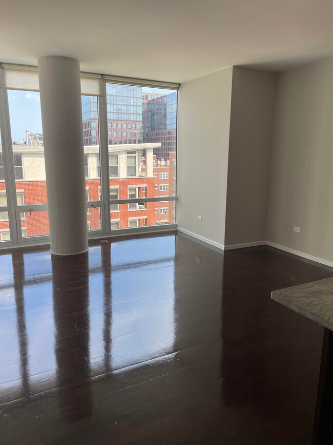 floor to ceiling windows - 954 W Monroe St