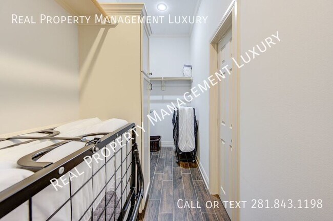 Foto del edificio - Discover Tranquil Luxury: 6111 A- North Ma...