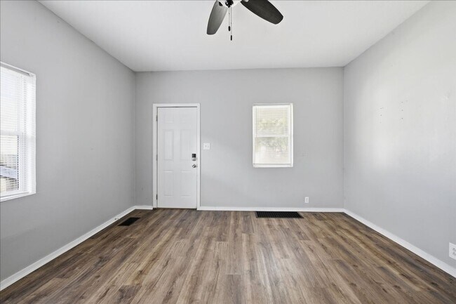 Foto del edificio - 453-453 S Keystone Ave