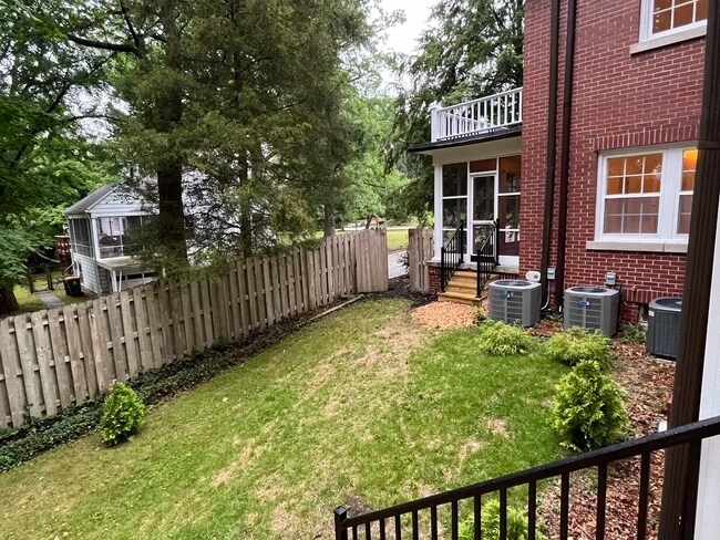 Foto del edificio - 1300 E 1st St