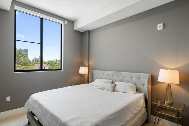 Building Photo - Ten30 - unit 300