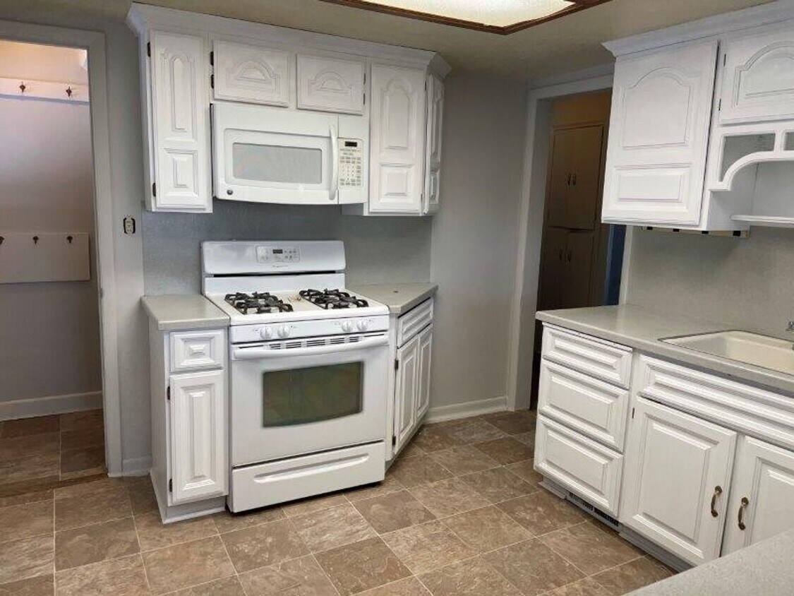 Primary Photo - Beautiful Brick Home! 5 Bed 2 Bath Home fo...