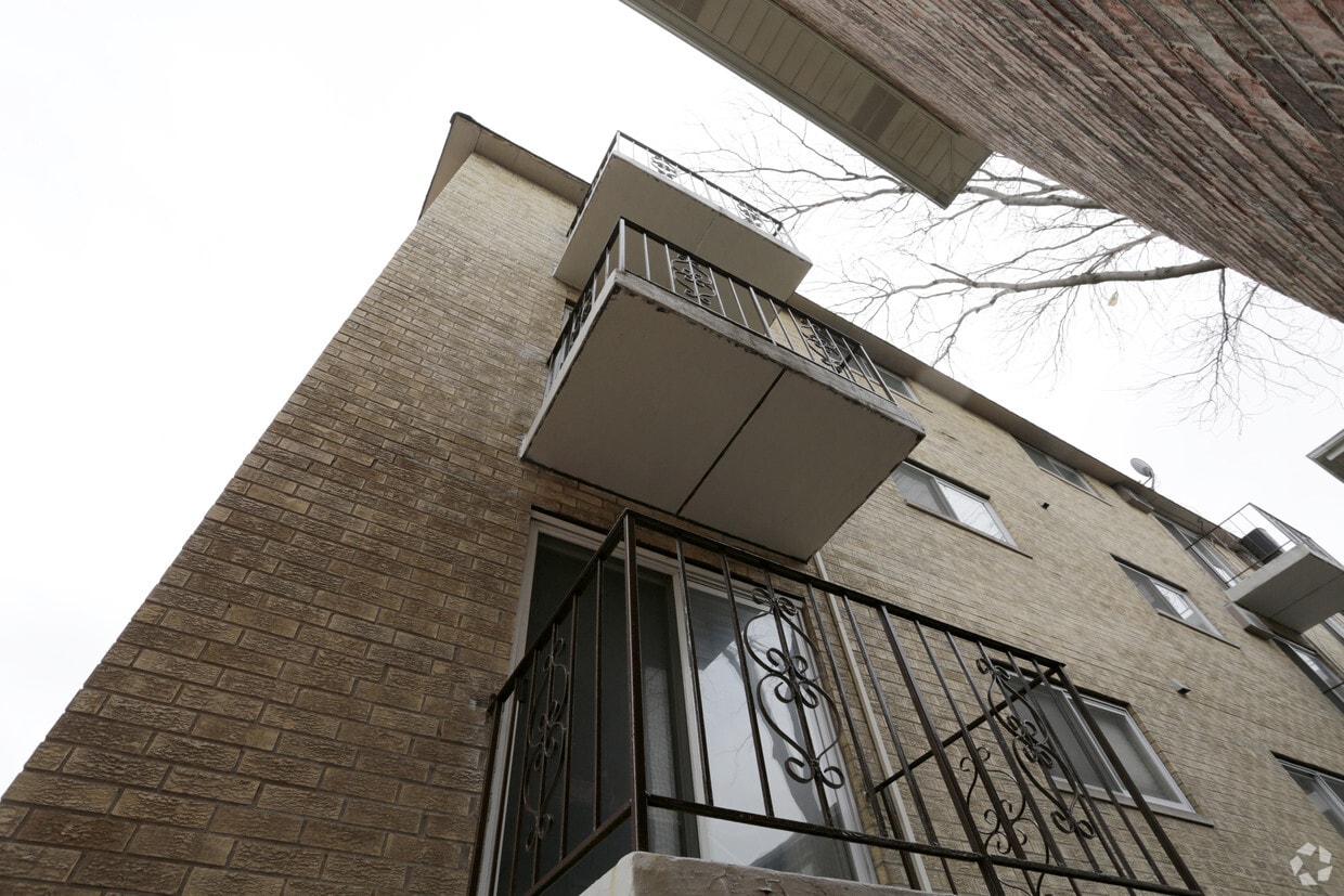 Building Photo - 1128 Des Plaines Ave