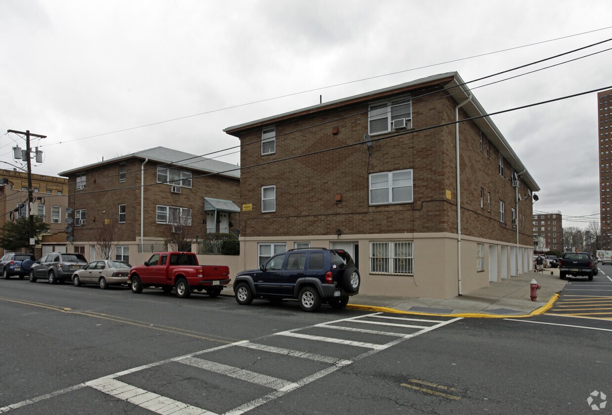 Primary Photo - 5800 Broadway