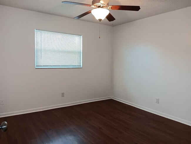 Foto del edificio - Cozy 2nd floor apartment near 4th St corridor
