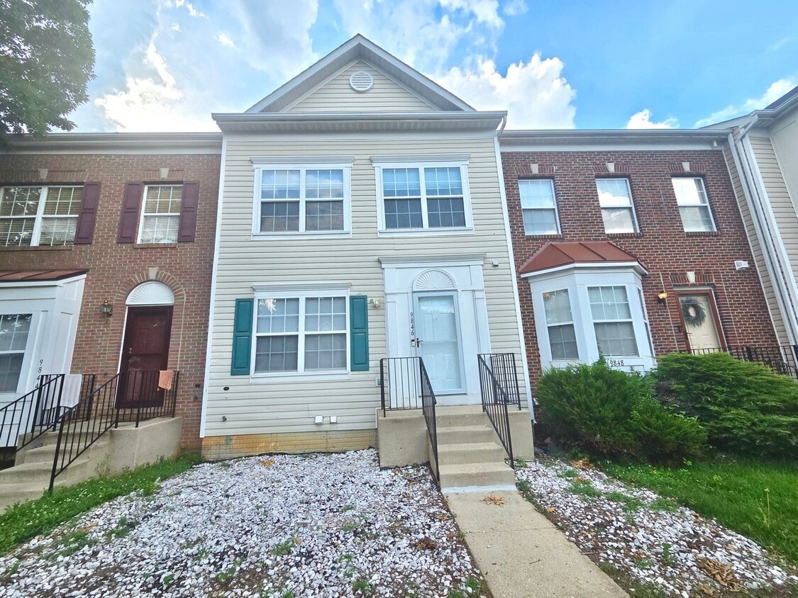 Primary Photo - Spacious 4 BR/3.5 BA Townhome in Upper Mar...