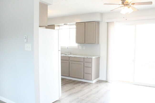 Din/Kit - 156 Canyon Dr