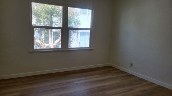 Building Photo - 2-bedroom 1 bath unit in Lake Balboa