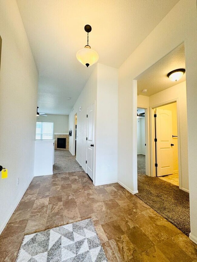 Building Photo - Gorgeous 3 bed/ 2 bath Ranch House in West...