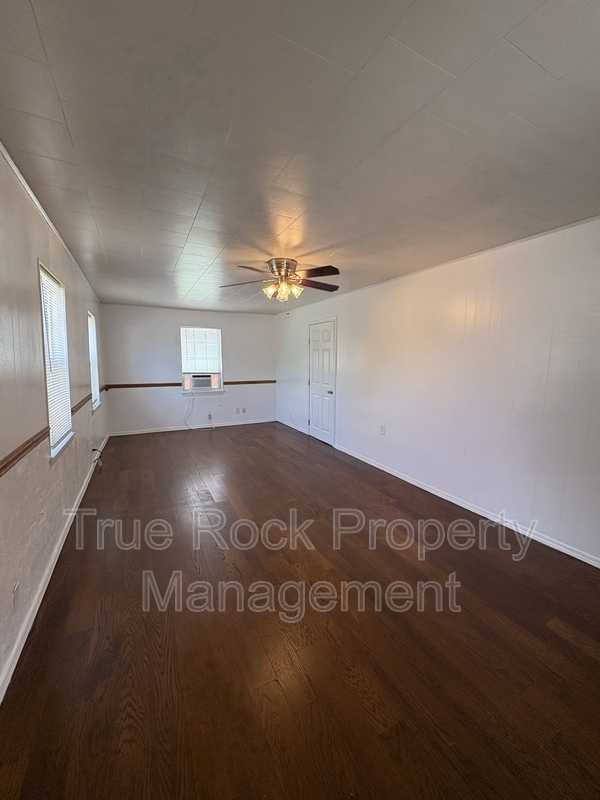 Building Photo - 917 E Beverly St