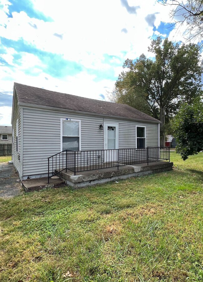 Building Photo - Elmwood