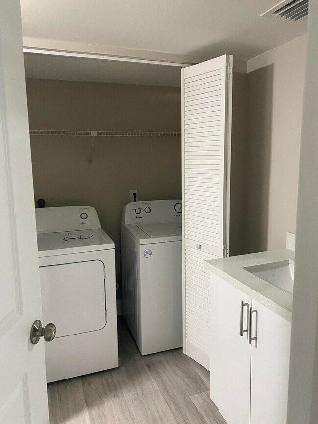 Building Photo - 230 SE 10th St