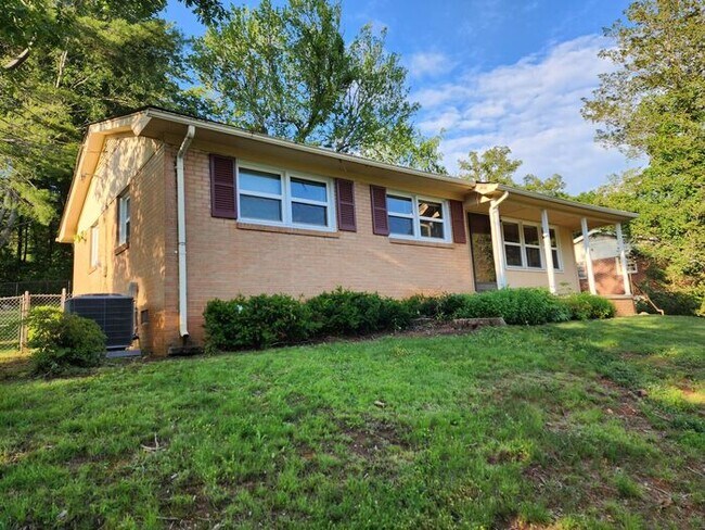 Building Photo - Asheville Rental!