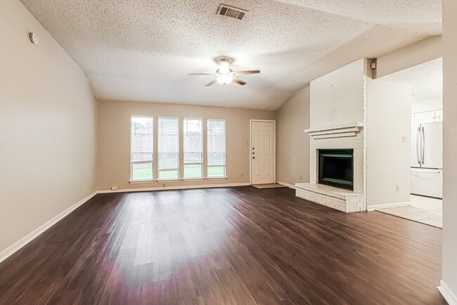 Building Photo - 18606 Hiddenbay Way
