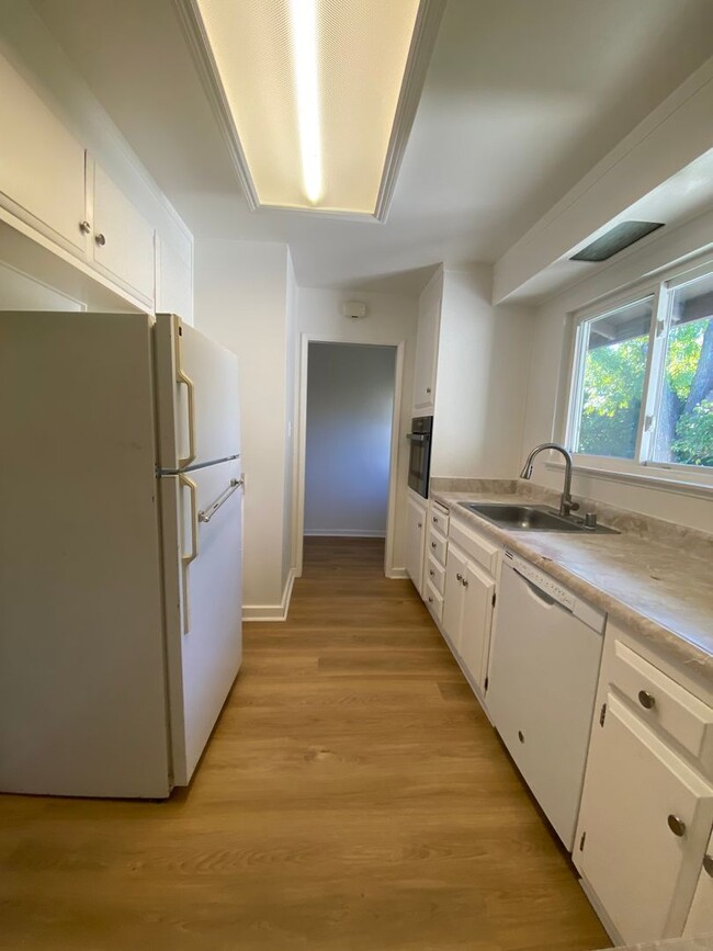 Photo - 1562 Oakroyal Dr House