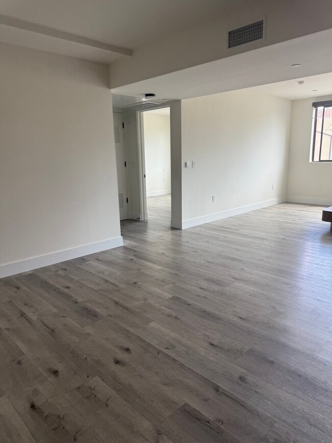 Foto del edificio - 5923 Laurel Canyon Blvd