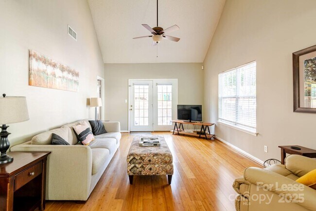 Foto del edificio - 8263 Southgate Commons Dr