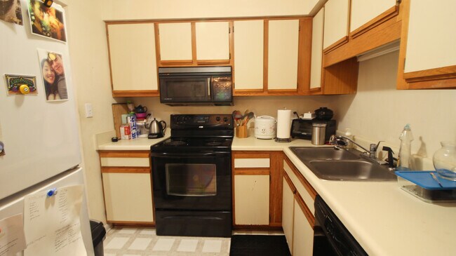 Building Photo - Super Peaceful 2 Bedroom / 2 Bathroom Town...