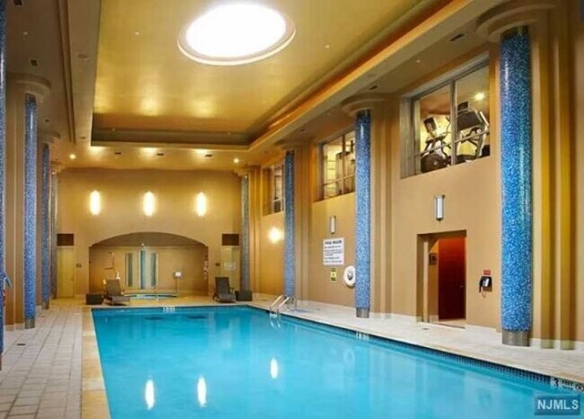 Foto del edificio - 8100 River Rd