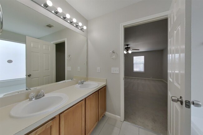Foto del edificio - 2744 Woodspring Forest Dr