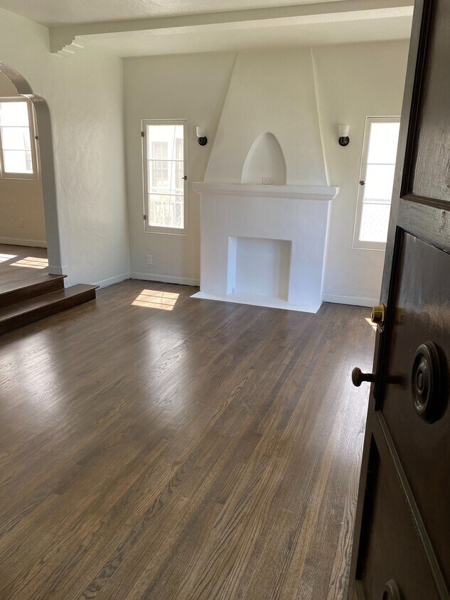 Entry - 1854 S Sycamore Ave