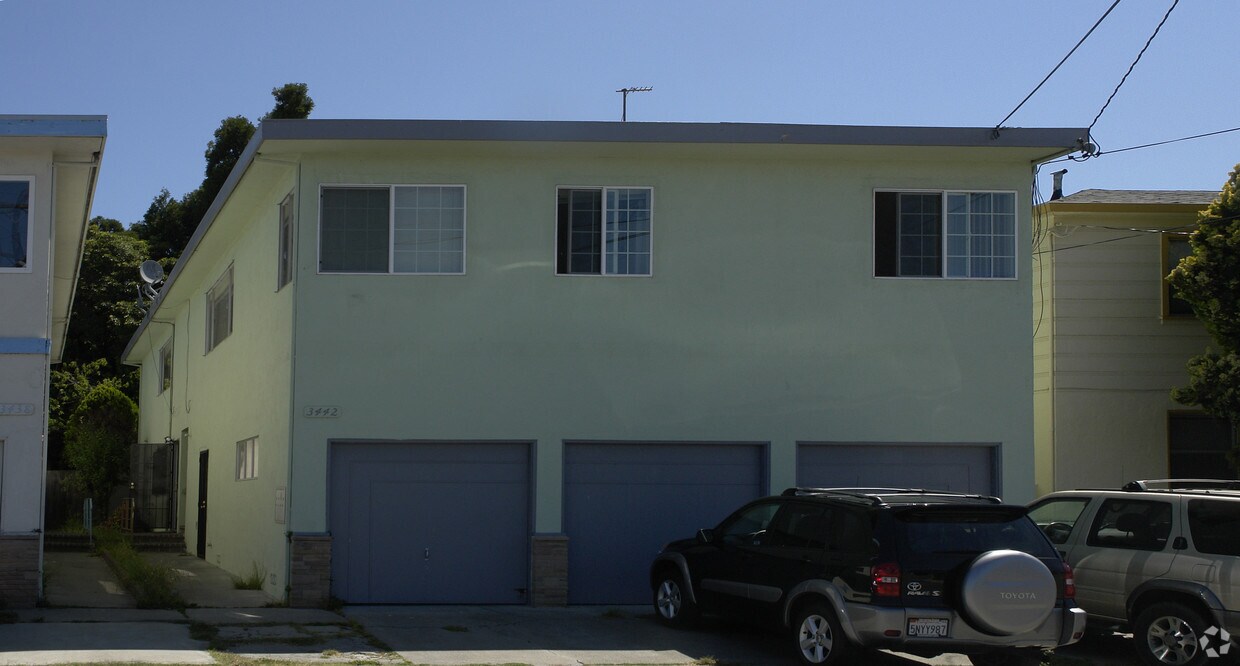 Foto principal - 3442 School St