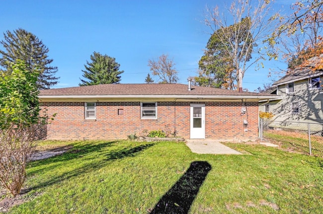 Building Photo - 819 Fairview Ave