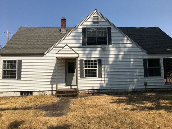 Building Photo - Spacious Campus House ~ 5 bedroom, 2 bath