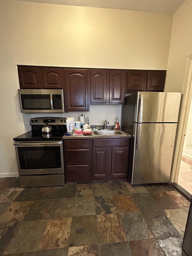 93 Whitney Ave Unit Apartment 2, New Haven, CT 06510 Room for Rent in