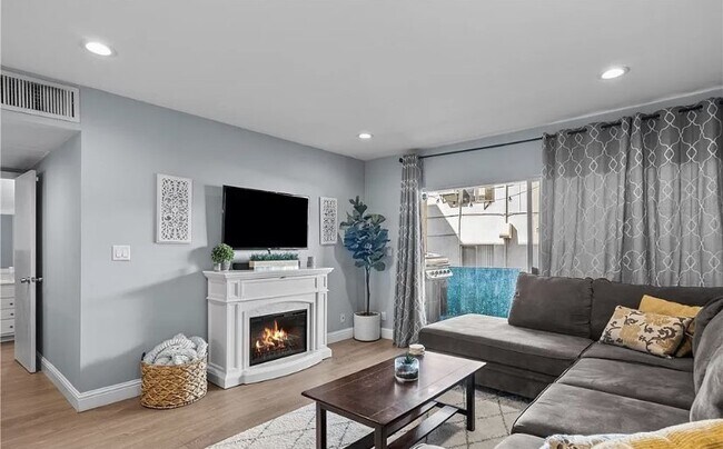 Building Photo - This one-bedroom, one-bathroom home presen...
