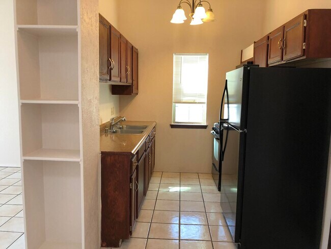Building Photo - 712 Porras Dr