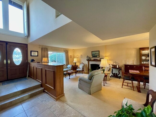 Foto del edificio - Spacious 4 bedroom 3 bath Home in Beautiful San Carlos