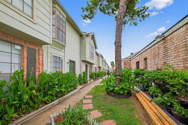 Building Photo - 8650 Victorian Village Dr