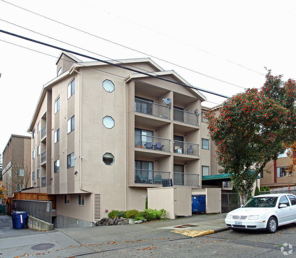 Primary Photo - Ivy House Apartments