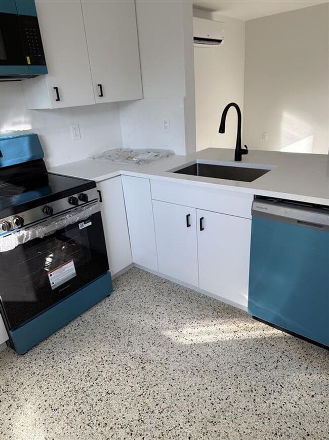 Interior Photo - 634 SW 2ND