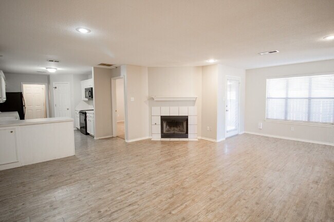 Foto del edificio - 8232 Raleigh Ave