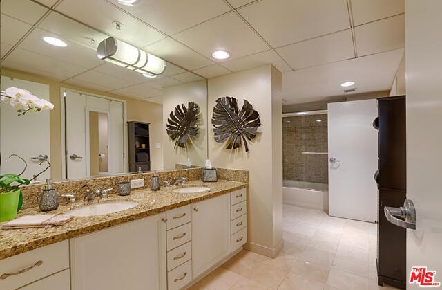 Building Photo - 13700 Marina Pointe Dr