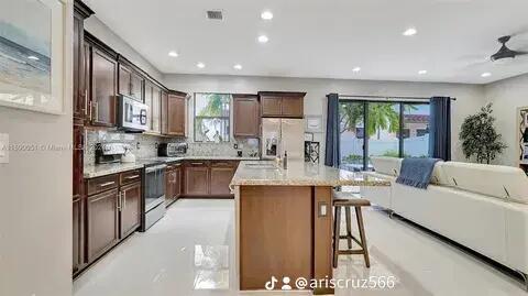 Foto del edificio - 20908 NW 1st Dr