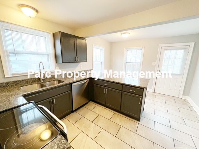 Foto del edificio - 4620 Caroline Ave
