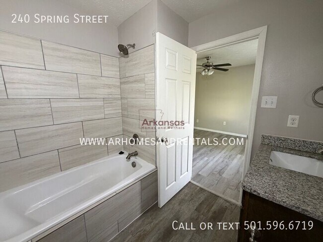 Foto del edificio - 240 Spring St