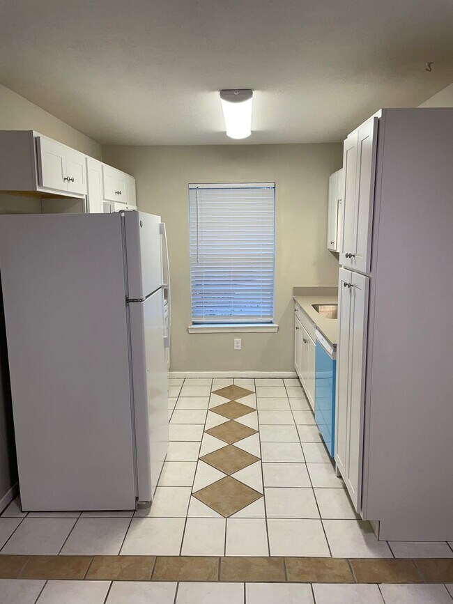 Building Photo - 809 San Saba Dr