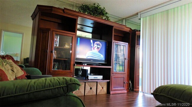 Foto del edificio - 9220 S Hollybrook Lake Dr