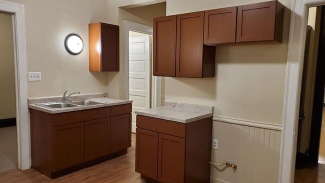 Building Photo - Remodeled & Spacious 4 Bedroom Lower Duple...