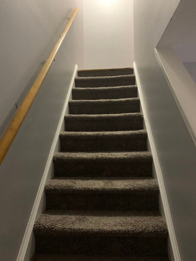 escaleras - 627 Della St