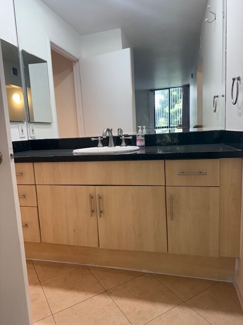 Foto del edificio - 7826 Topanga Canyon Blvd